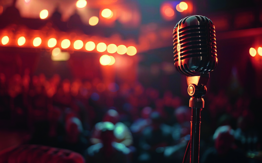 Microfono su un palco con un pubblico sfocato sullo sfondo che